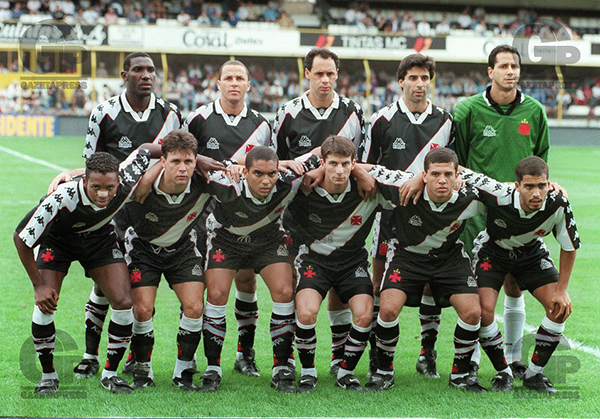 FUTEBOL - HISTÓRIA DO VASCO - ESPORTES - ACERVO - Os jogadores do Vasco em pé(da esquerda para a direita); Odvan, Válber, Evair, Mauro Galvão e o goleiro Márcio - Agachados: César Prates, Mauricinho, Fabrício, Pedrinho, Maricá e Felipe, antes da partida contra o Santos FC, válida pelo Campeonato Brasileiro de 1997 - Estádio Urbano Caldeira(Vila Belmiro) - Santos - SP - Brasil - 24/08/1997 - Foto: Acervo/Gazeta Press