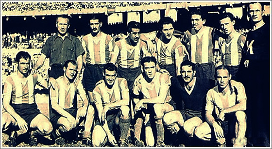 FORMAÇÃO DA ARGENTINA BI-CAMPEÃ NO SUL-AMERICANO DE 1946 NA ARGENTINA Em pé: Guillermo Stábile (técnico), Vicente de la Mata, Norberto Méndez, Adolfo Pedernera, Angel Labruna e Félix Loustau. Agachados: José Salomón, Juan Carlos Sobrero, Juan Carlos Fonda, Léon Strembel, Claudio Vacca e Natalio Pescia